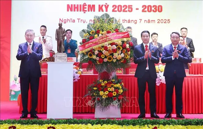 Tổng Bí thư Tô Lâm tặng lẵng hoa chúc mừng Đại hội đại biểu Đảng bộ xã Nghĩa Trụ nhiệm kỳ 2025 - 2030 tbt-10.jpg
