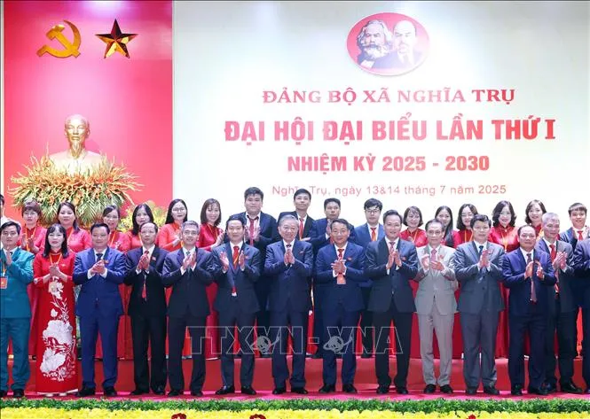 Tổng Bí thư Tô Lâm và đại biểu, Ban Chấp hành Đảng bộ xã Nghĩa Trụ khóa I, nhiệm kỳ 2025 - 2030. Ảnh: TTXVN tbt-8.jpg
