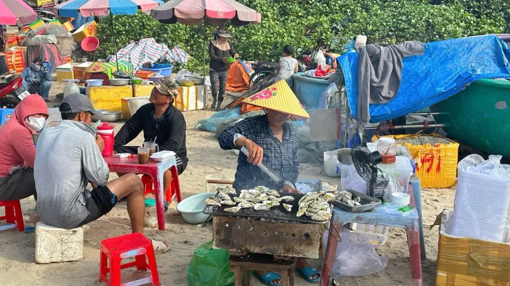 Người dân chế biến thức ăn phục vụ khách ngay trên bãi biển. Ảnh: QUANG VŨ 202f03ff-7781-4685-9cb9-6802ea89236b.jpg