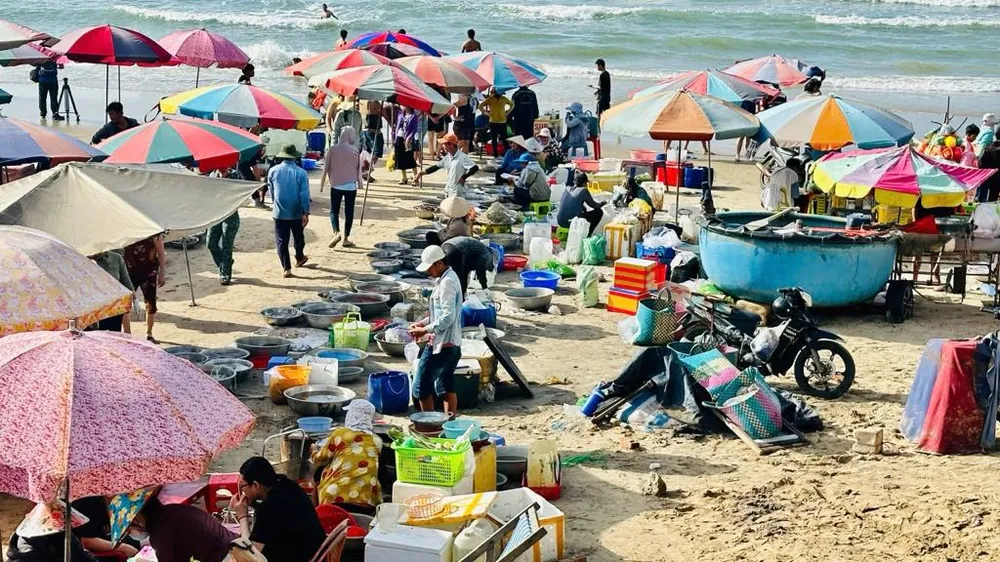 Chợ tự phát trên bãi biển Thủy Tiên. Ảnh: QUANG VŨ 39ceab17-8639-4936-99f7-9f3dd18f6aa1.jpg