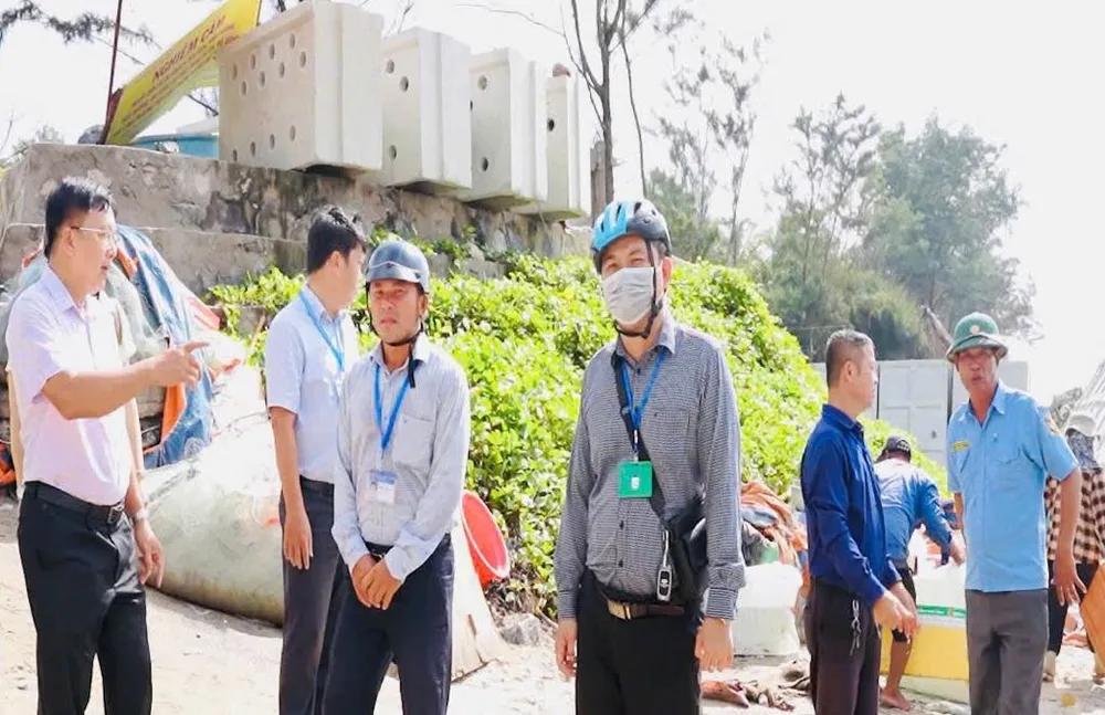 Bí thư Đảng ủy phường Rạch Dừa Nguyễn Phúc Hoàng (bìa trái) trực tiếp chỉ đạo xử lý chợ tự phát trên bãi biển Thủy Tiên, sáng 15-7. Ảnh: QUANG VŨ 52840ed1-95ec-4f72-ab52-72fe032ae6ea.jpg