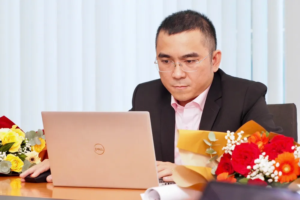 Th.S TRƯƠNG QUANG TRỊ, Phó Trưởng Phòng Công tác sinh viên (Trường ĐH Nguyễn Tất Thành) trả lời câu hỏi của bạn đọc tại buổi giao lưu. Ảnh: HOÀNG HÙNG 35ae445b-5f89-4ab6-ac4b-9dd88a7870d7.jpg