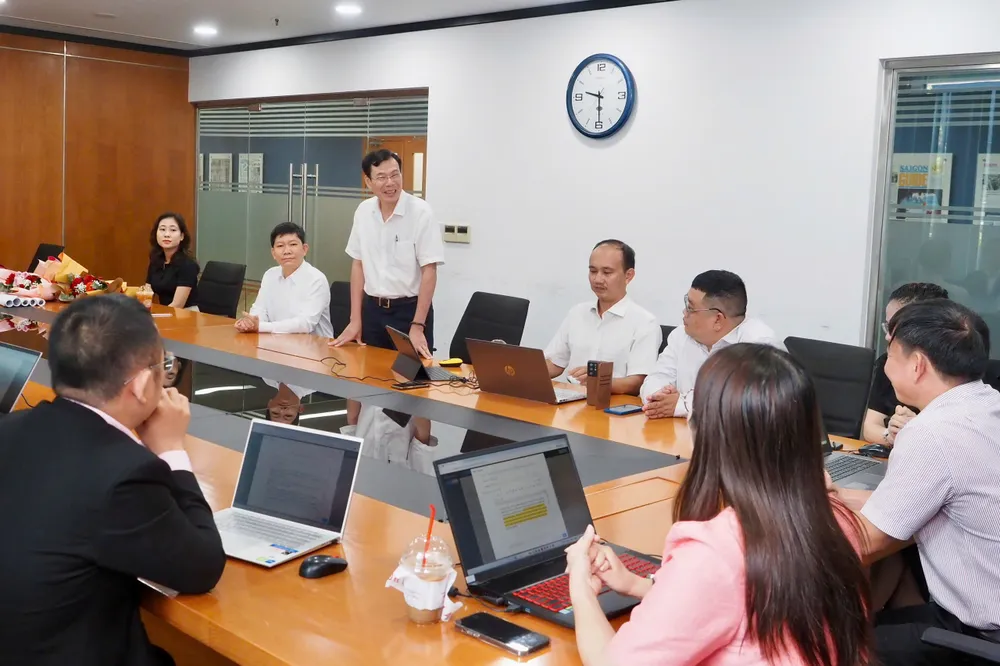Phó Tổng Biên tập Báo SGGP Phạm Trường trao đổi với các khách mời. Ảnh: HOÀNG HÙNG 4bae05fe-ba1a-4744-bcc4-30c29c75a4c3.jpg