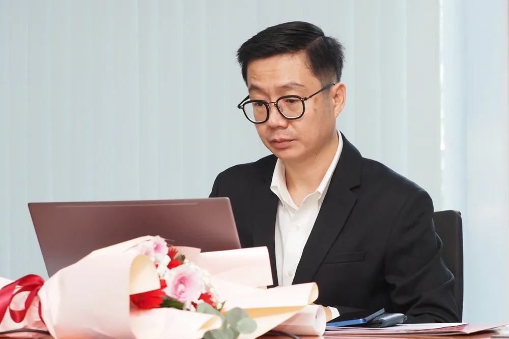 Th.S DƯƠNG THANH VĂN, Phó Giám đốc Trung tâm Truyền thông (Trường ĐH Công nghệ TPHCM) trả lời câu hỏi của bạn đọc tại buổi giao lưu. Ảnh: HOÀNG HÙNG e22be4ee-0ce4-4d4e-901e-ff14e0e0125e.jpg