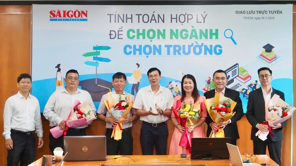 Phó Tổng Biên tập Báo SGGP Phạm Trường tặng hoa cho các khách mời. Ảnh: HOÀNG HÙNG e7a681f6-a429-4c6e-98ff-95d88631341e.jpg