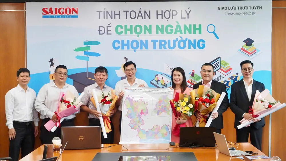 Phó Tổng Biên tập Báo SGGP Phạm Trường tặng bản đồ hành chính cấp xã TPHCM năm 2025 cho các khách mời. Ảnh: HOÀNG HÙNG ff372f46-7a2e-48ff-a01c-3069d6f67eb5.jpg