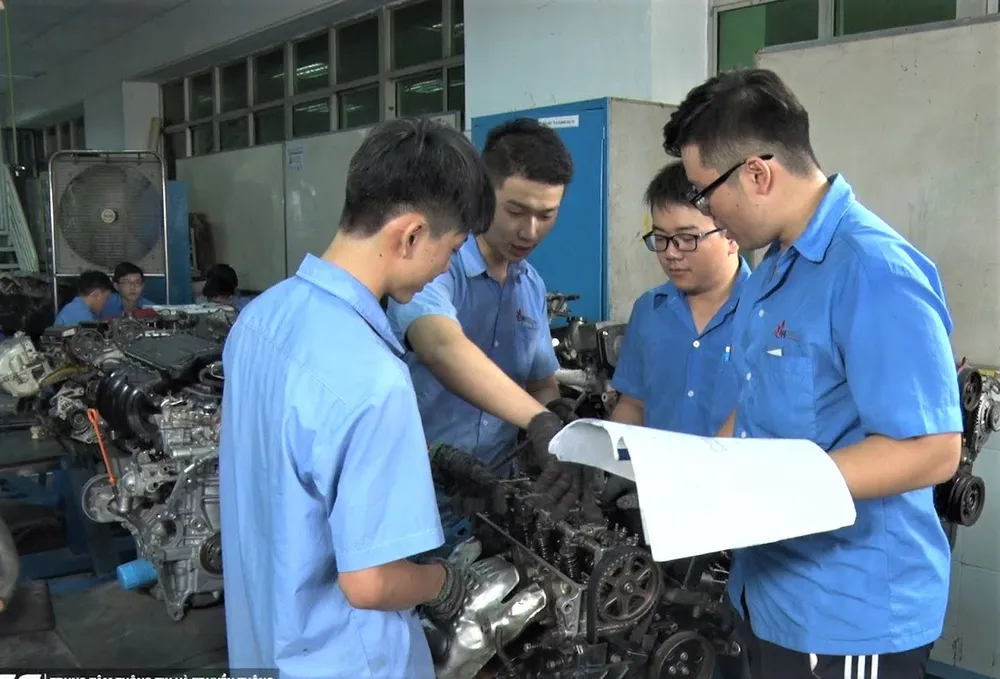 Khoa Động lực trong giờ thực hành tại trường IUH Khoa Động lực Trường ĐH Công nghiệp TPHCM trong giờ học thực hành.jpg