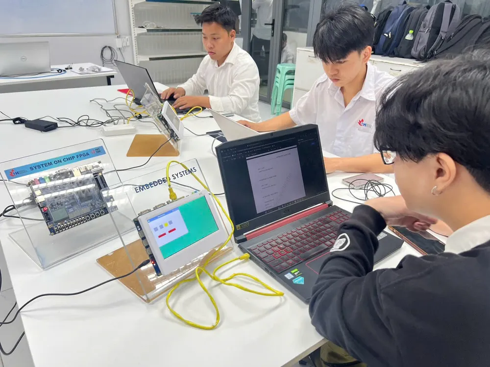 Sinh viên ngành thiết kế vi mạch thực hành tại phòng thí nghiệm trường IUH Ngành thiết kế vi mạch học thực hành tại phòng thí nghiệm.jpg