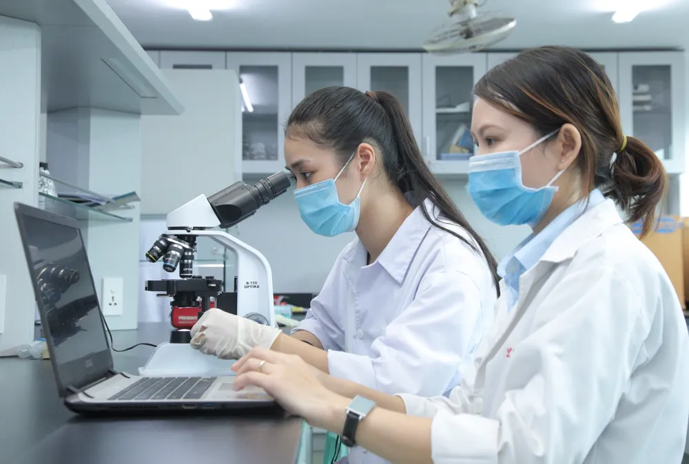 Sinh viên ngành Công nghệ Sinh học thực hành tại trường IUH Sinh viên ngành Công nghệ sinh học học thực hành tại phòng thí nghiệm.jpg