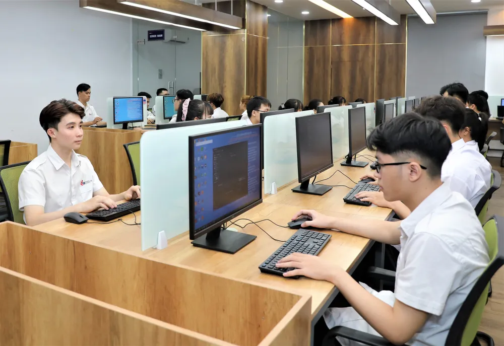 Sinh viên học tại trường IUH Sinh viên ngành Công nghệ thông tin Trường ĐH Công nghiệp TPHCM trong giờ học thực hành (1).jpg