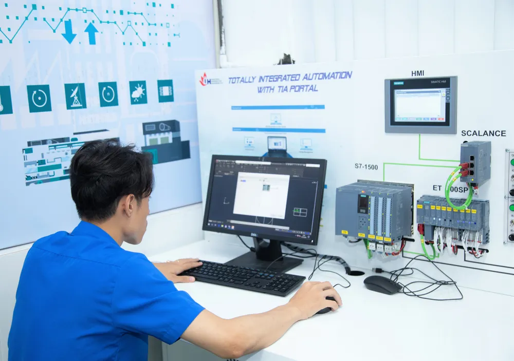 Sinh viên trường IUH học thực hành. Ảnh: HOÀNG HÙNG Sinh viên ngành Trường ĐH Công nghiệp TPHCM học thực hành tại phòng thí nghiệm.jpg