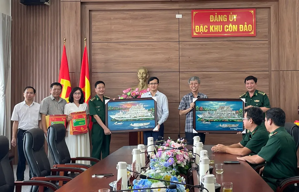 Đại tá Trần Thanh Đức, Chỉ huy trưởng Ban Chỉ huy BĐBP TPHCM tặng quà Đảng ủy, HĐND, UBND, Ủy ban MTTQ Việt Nam đặc khu Côn Đảo. Ảnh: THU HUYỀN z6820864555990_4f19b2c234b4b8318dd57331e068e0f6.jpg