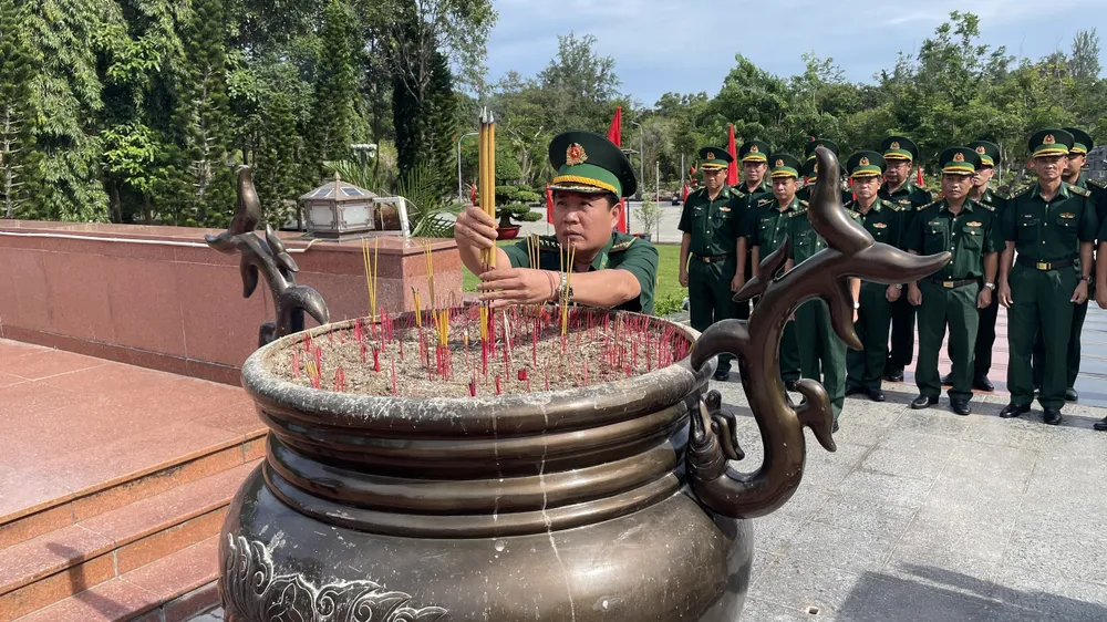 Đại tá Trần Thanh Đức, Chỉ huy trưởng Ban Chỉ huy BĐBP TPHCM dâng hương tại Nghĩa trang Hàng Dương, đặc khu Côn Đảo. Ảnh: THU HUYỀN z6820867308710_e81d7bc8a59df81b8bbadbd214e742a9.jpg