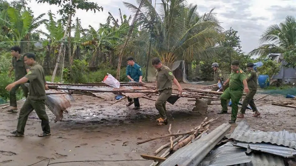 Lực lượng chức năng giúp người dân khắc phục hậu quả sau lốc xoáy tại xã Trường Xuân, TP Cần Thơ 2.jpg