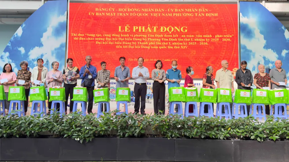 Lãnh đạo phường Tân Định trao tặng 100 phần quà cho các hộ dân có hoàn cảnh khó khăn trên địa bàn 2025_07_20_07_42_IMG_3919.JPG