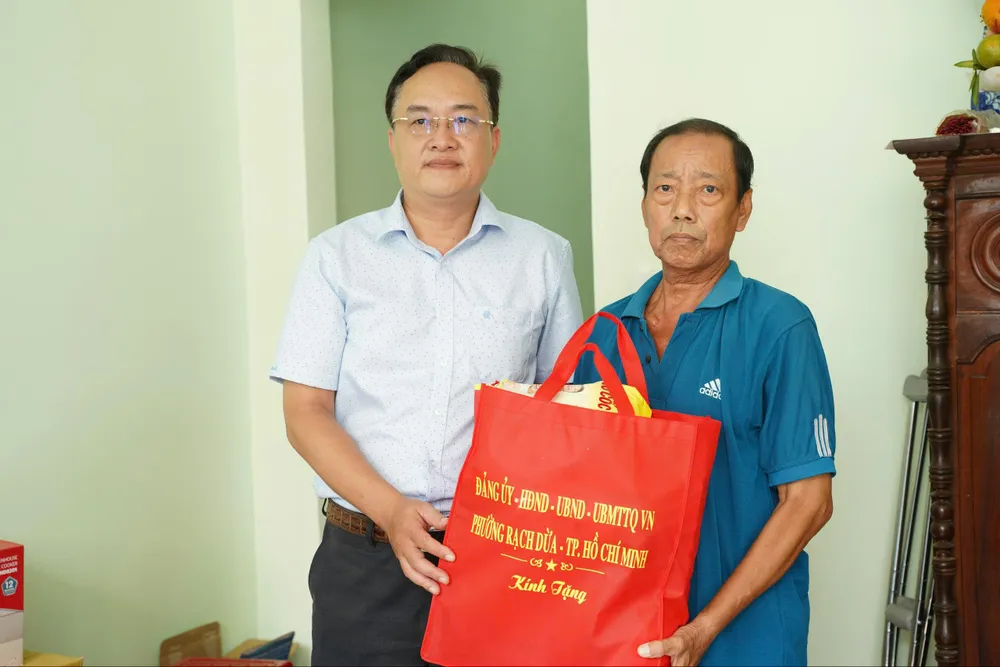 Vertreter des Volkskomitees des Bezirks Rach Dua überreichten der Familie von Herrn Tran Van Hung Geschenke. 2 BĐBP.jpg