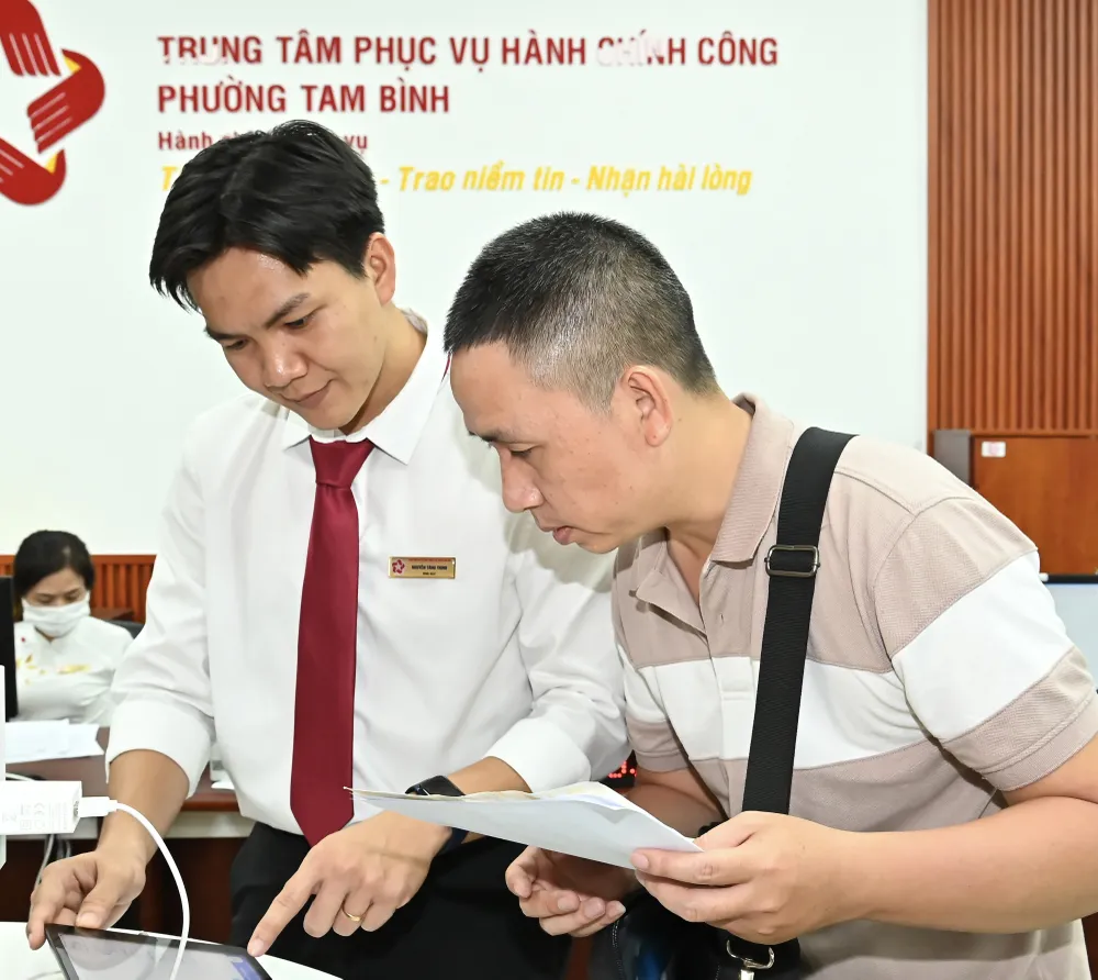 Người dân đến làm thủ tục tại Trung tâm Phục vụ Hành chính công phường Tam Bình, TPHCM. Ảnh: VIỆT DŨNG $1a.jpg