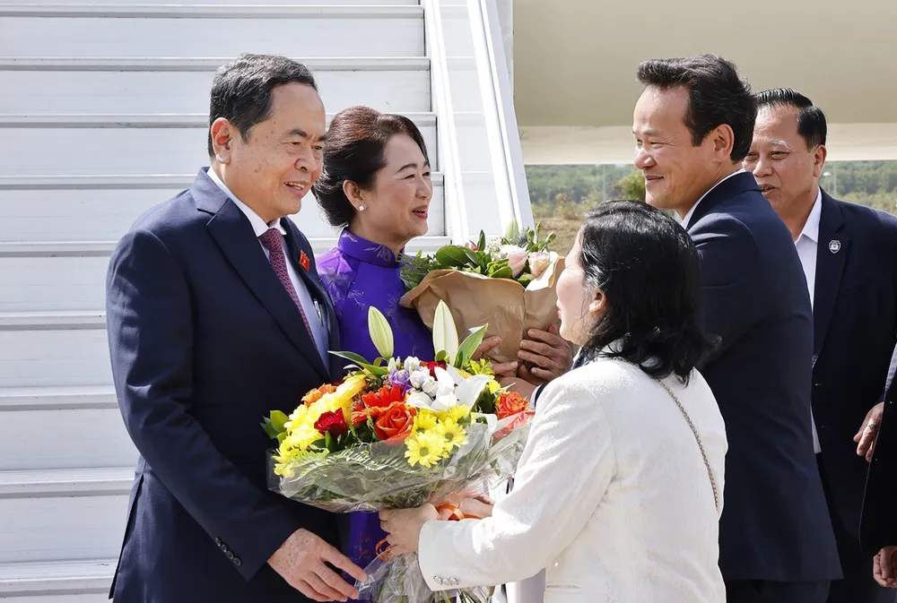 Chủ tịch Quốc hội Trần Thanh Mẫn và phu nhân đến sân bay quốc tế Geneva, Thụy Sĩ. Ảnh: TTXVN