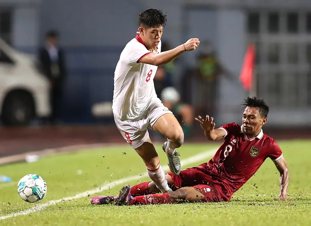 U23 Việt Nam (áo trắng) vượt qua U23 Indonesia tại trận chung kết năm 2023. Ảnh: ĐOÀN NHẬT