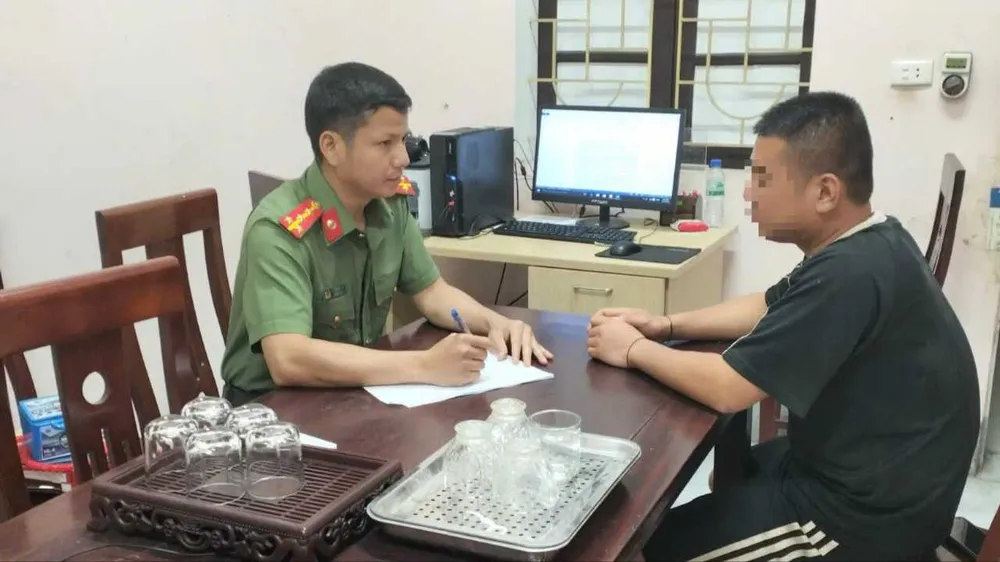 Công an làm việc với Lô Thanh S. Ảnh: CÔNG AN NGHỆ AN