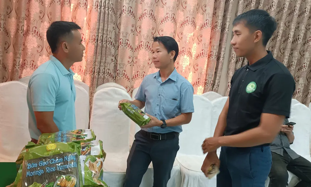 Doanh nghiệp trao đổi thông tin, tìm kiếm cơ hội hợp tác tại hội thảo. Ảnh: NGỌC MINH anh 2 doanh nghiep.jpg