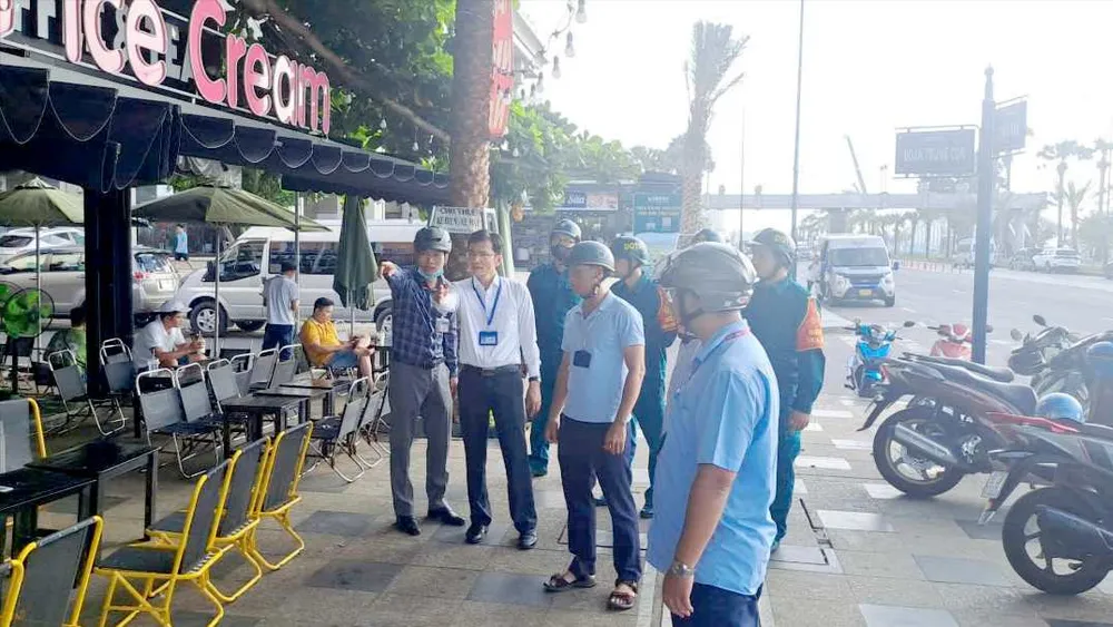 Ông Bùi Văn Hy, Chủ tịch UBND phường Vũng Tàu cùng lực lượng chức năng nhắc nhở và xử lý một hộ kinh doanh buôn bán lấn chiếm vỉa hè trên đường Thùy Vân anh 2 trat tu do thi (2).jpg