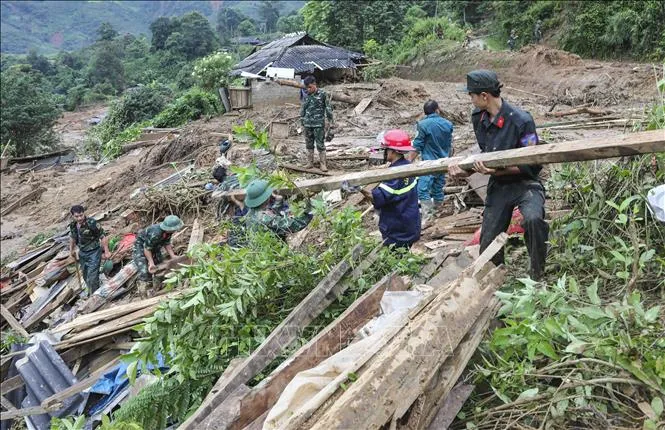 Lực lượng vũ trang hỗ trợ người dân khắc phục hậu quả lũ quét, sạt lở đất. Ảnh: TTXVN khac-phuc-hau-qua-lu-02082025-08.jpg
