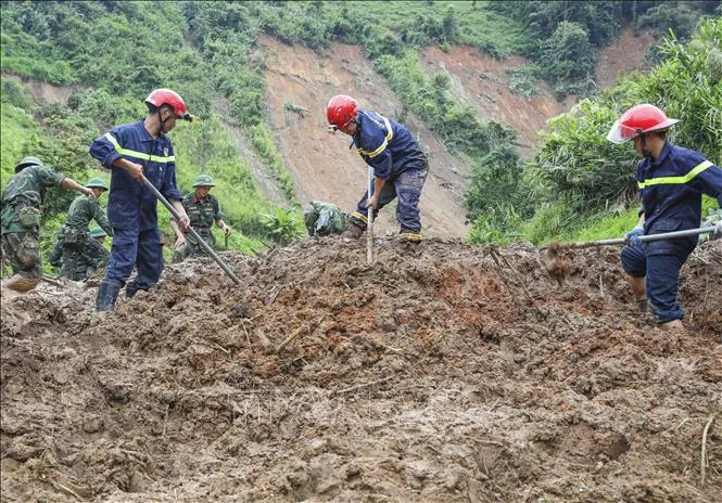 Lực lượng Cảnh sát PCCC và cứu nạn, cứu hộ nỗ lực tìm kiếm nạn nhân mất tích do lũ quét, sạt lở đất ở bản Háng Pu Xi, xã Xa Dung. Ảnh: TTXVN khac-phuc-hau-qua-lu-02082025-18.jpg