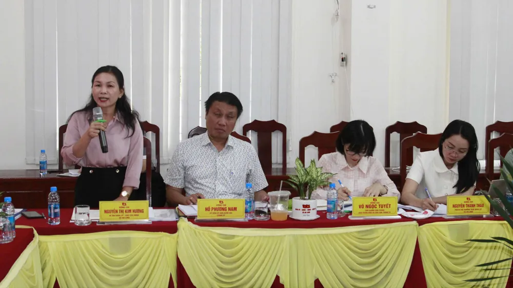 Bí thư Đảng ủy xã An Long Nguyễn Thị Kim Hương báo cáo Tổ công tác. Ảnh: XUÂN TRUNG _MG_1464.JPG