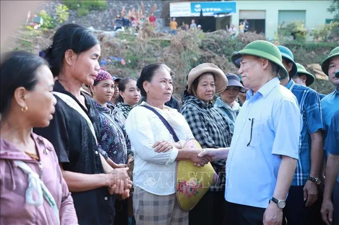 Phó Thủ tướng Hồ Đức Phớc thăm hỏi động viên bà con xã Mỹ Lý. Ảnh: TTXVN Phó Thủ tướng Hồ Đức Phớc thăm hỏi động viên bà con xã Mỹ Lý. Ảnh: TTXVN