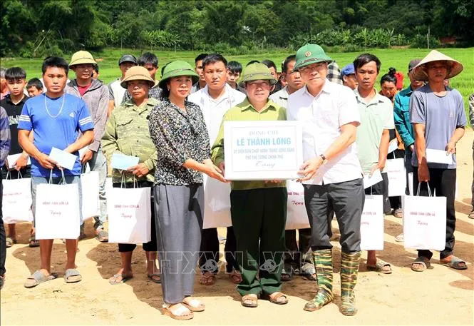 Phó Thủ tướng Lê Thành Long tặng quà cho lãnh đạo xã Chiềng Sơ Phó Thủ tướng Lê Thành Long tặng quà cho lãnh đạo xã Chiềng Sơ
