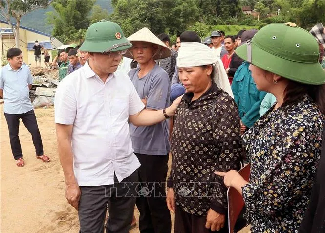 Phó Thủ tướng Lê Thành Long thăm hỏi, động viên gia đình có người chết do mưa lũ ở xã Chiềng Sơ Phó Thủ tướng Lê Thành Long thăm hỏi, động viên gia đình có người chết do mưa lũ ở xã Chiềng Sơ