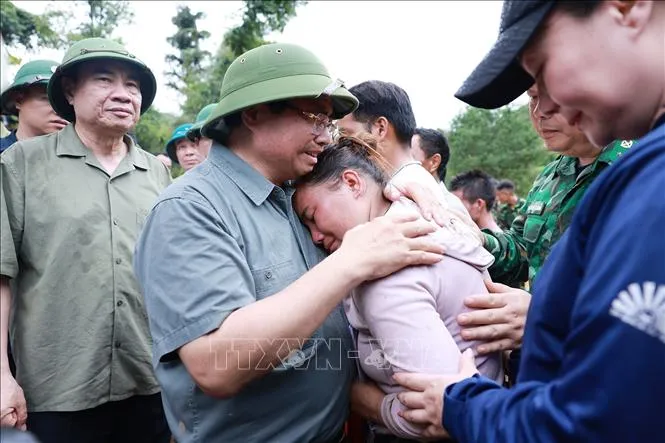 Thủ tướng Phạm Minh Chính động viên gia đình có người chết do mưa lũ ở xã Xa Dung. Ảnh: TTXVN thu-tuong-dien-bien-4-1422.jpg