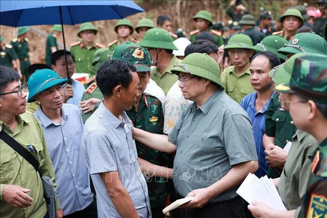 Thủ tướng Phạm Minh Chính động viên đồng bào xã Xa Dung bị thiệt hại do mưa lũ. Ảnh: TTXVN thu-tuong-dien-bien-8-504.jpg