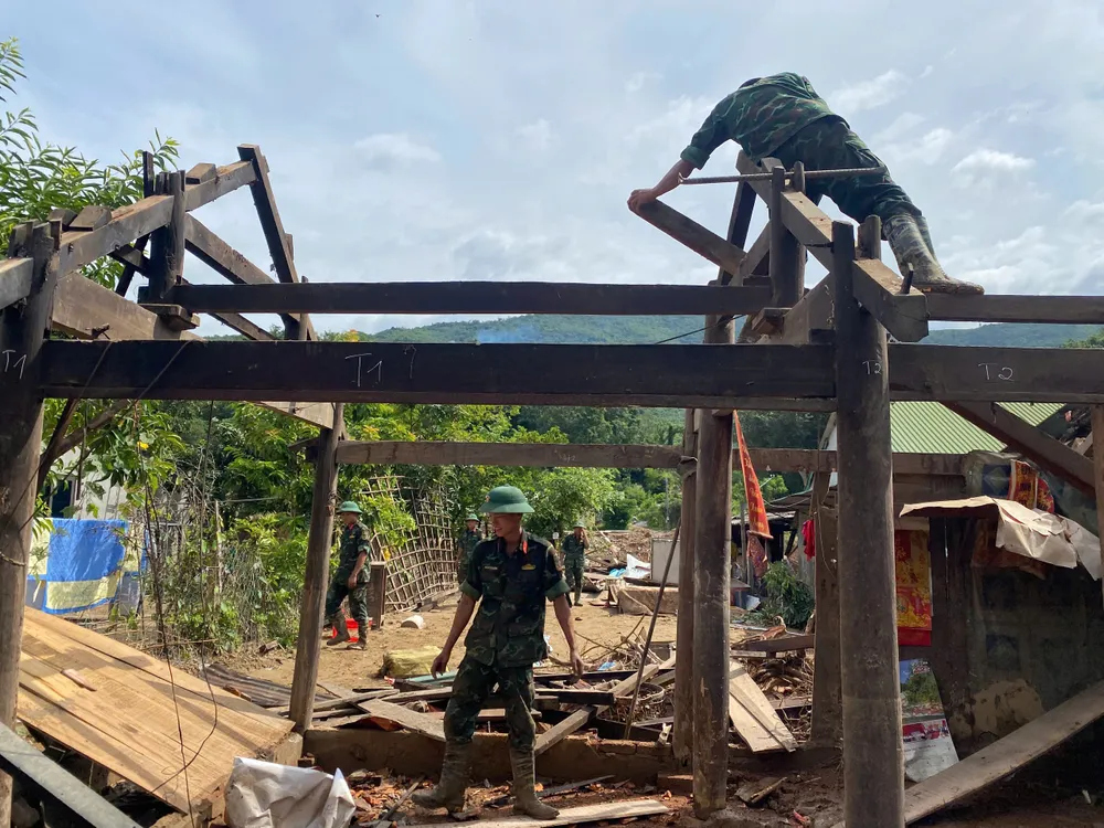 Trung đoàn 335 (Sư đoàn 324 thuộc Quân khu 4) giúp dân khắc phục hậu quả mưa lũ tại Nghệ An z6859574090920-91a7ef0df4c68fd6b422506eb1f69bd6-2307-3126.jpg.jpg