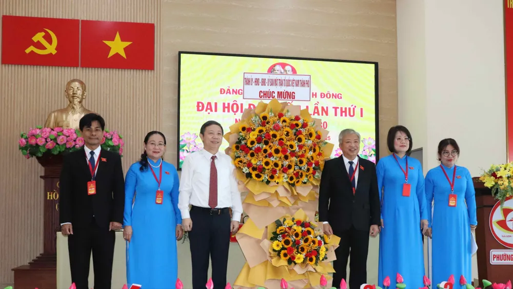 Đồng chí Dương Anh Đức tặng hoa của Thành ủy - HĐND - UBND - Ủy ban MTTQ Việt Nam TPHCM chúc mừng đại hội IMG_3645.JPG