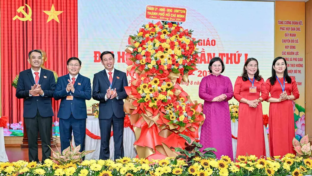 Trưởng Ban Tổ chức Thành ủy TPHCM Văn Thị Bạch Tuyết chúc mừng đại hội. Ảnh: XUÂN TRUNG TPV_5236.jpg