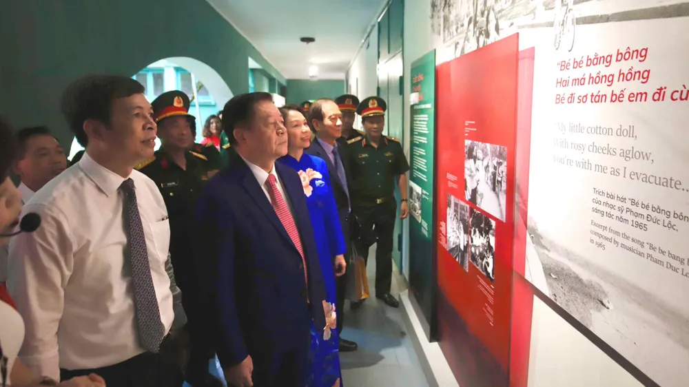 Trưởng Ban Tuyên giáo và Dân vận Trung ương Nguyễn Trọng Nghĩa cùng các đại biểu xem trưng bày tại Hoàng thành Thăng Long 2db0c43343e8cbb692f9.jpg