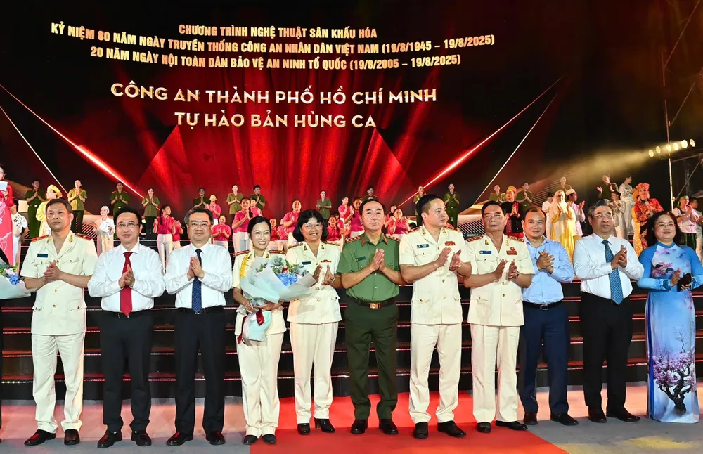 Các đại biểu chụp hình lưu niệm. Ảnh: VIỆT DŨNG IMG_3436.jpeg