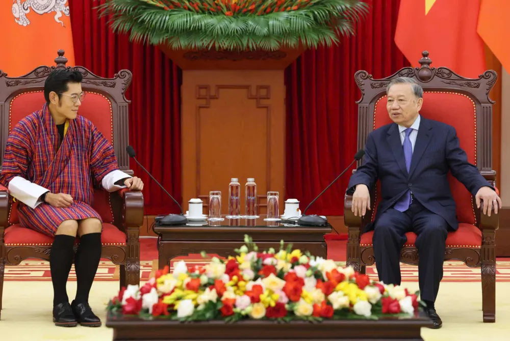 Tổng Bí thư Tô Lâm và Quốc vương Bhutan trao đổi các vấn đề cũng quan tâm tại cuộc tiếp. Ảnh: QUANG PHÚC TBT tiep Quoc vuong Bhutan 7.jpg