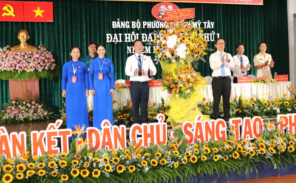 Đồng chí Tạ Quốc Trung tặng hoa của Thành ủy - HĐND - UBND - Ủy ban MTTQ Việt Nam TPHCM đến đại hội img-3923-6489-630.jpg