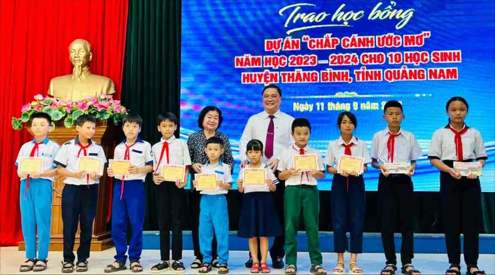 Nguyên Phó Chủ tịch nước Trương Mỹ Hoa trao tặng học bổng “Chắp cánh ước mơ” cho các em học sinh ở tỉnh Quảng Nam W5B.jpg