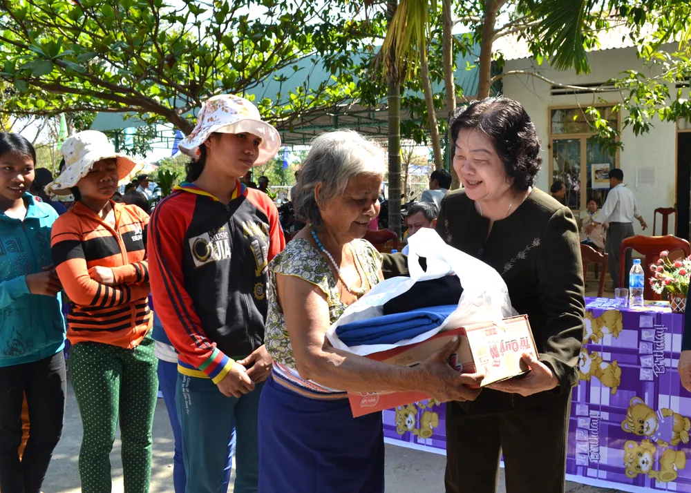 Nguyên Phó Chủ tịch nước Trương Mỹ Hoa tặng quà phụ nữ đồng bào dân tộc thiểu số hoàn cảnh khó khăn ở tỉnh Gia Lai W5C.jpg