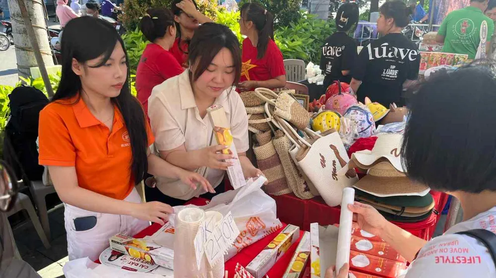 Người tiêu dùng chọn mua hàng khuyến mãi tại chợ Bình Tây (phường Bình Tây, TPHCM), ngày 22-8. Ảnh: GIA HÂN
