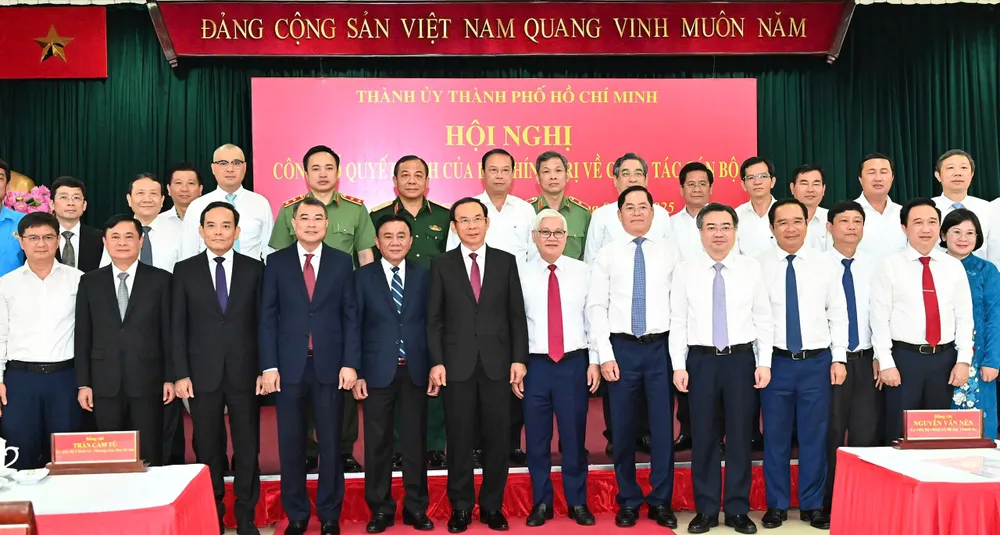 Đồng chí Trần Cẩm Tú và các đồng chí lãnh đạo Trung ương, TPHCM chúc mừng đồng chí Nguyễn Văn Nên và đồng chí Trần Lưu Quang. Ảnh: VIỆT DŨNG 2f67df3d04908cced581.jpg
