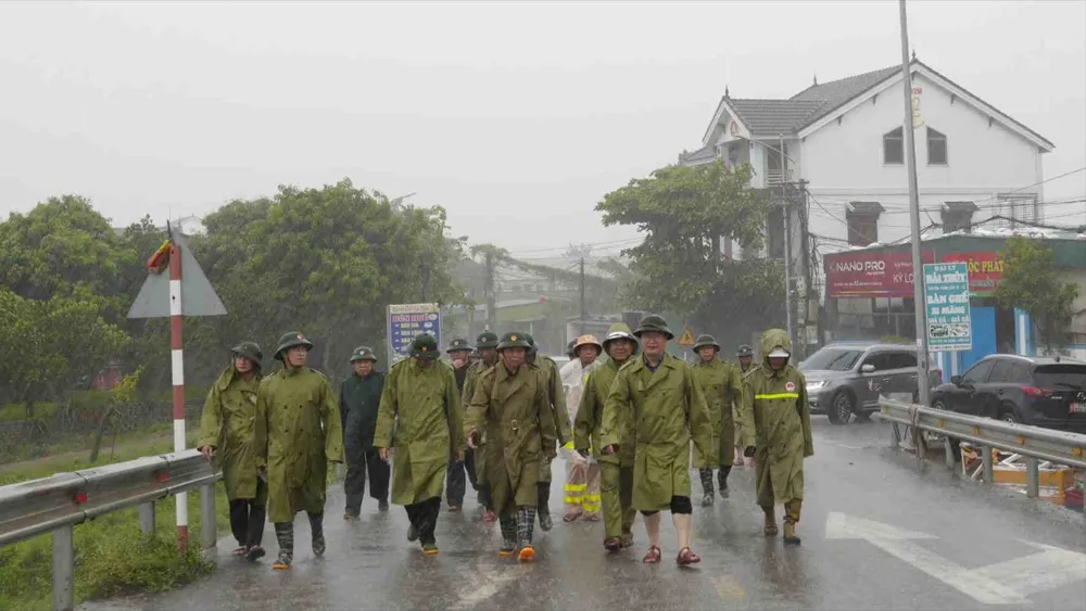 Phó Thủ tướng Trần Hồng Hà trực tiếp đi kiểm tra tuyến đê biển tại xã Diễn Châu b7dc1e65cacb42951bda.jpg