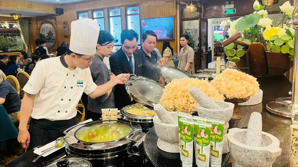 Đầu bếp kiểm tra các món chay tại nhà hàng Hoa Mai