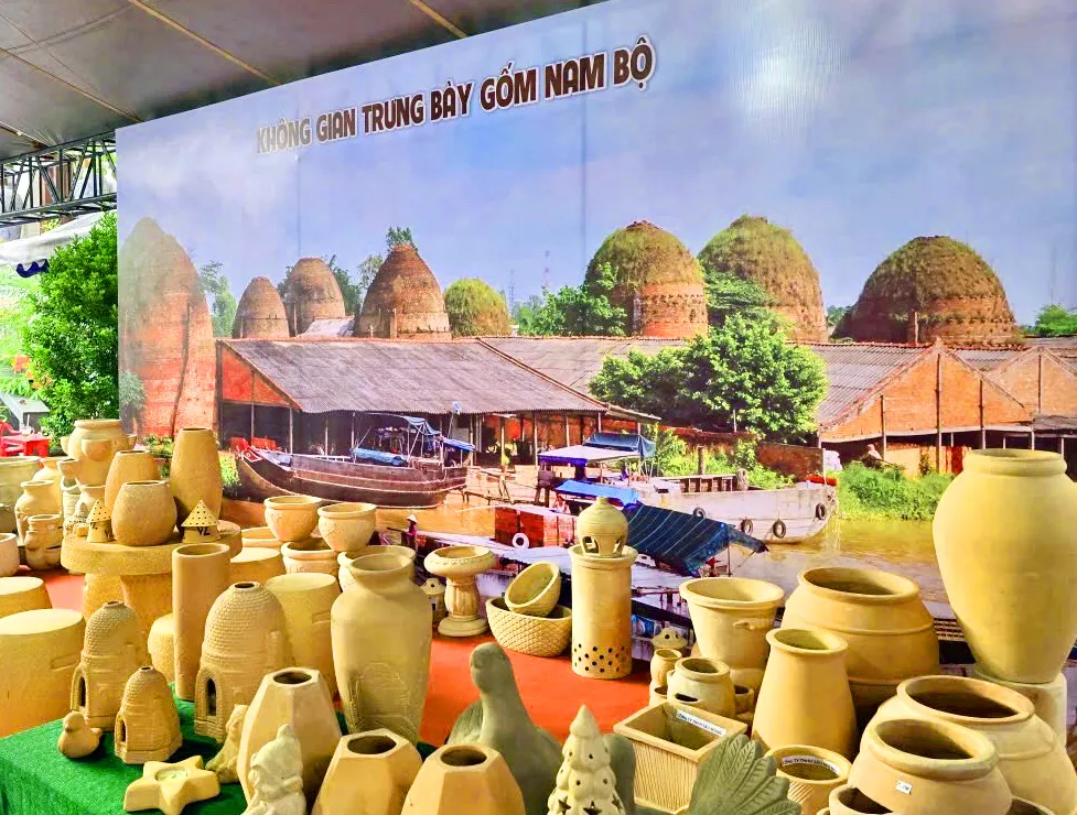 Không gian trưng bày gốm Nam bộ 27-8-5-trien-lam-gom-5030-1456.jpg