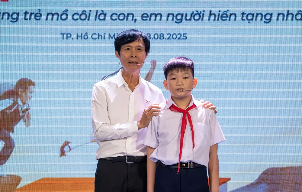 Học sinh nhận học bổng từ chương trình 1f6d33f1-6859-4bbd-a293-5af507df8a04.jpg