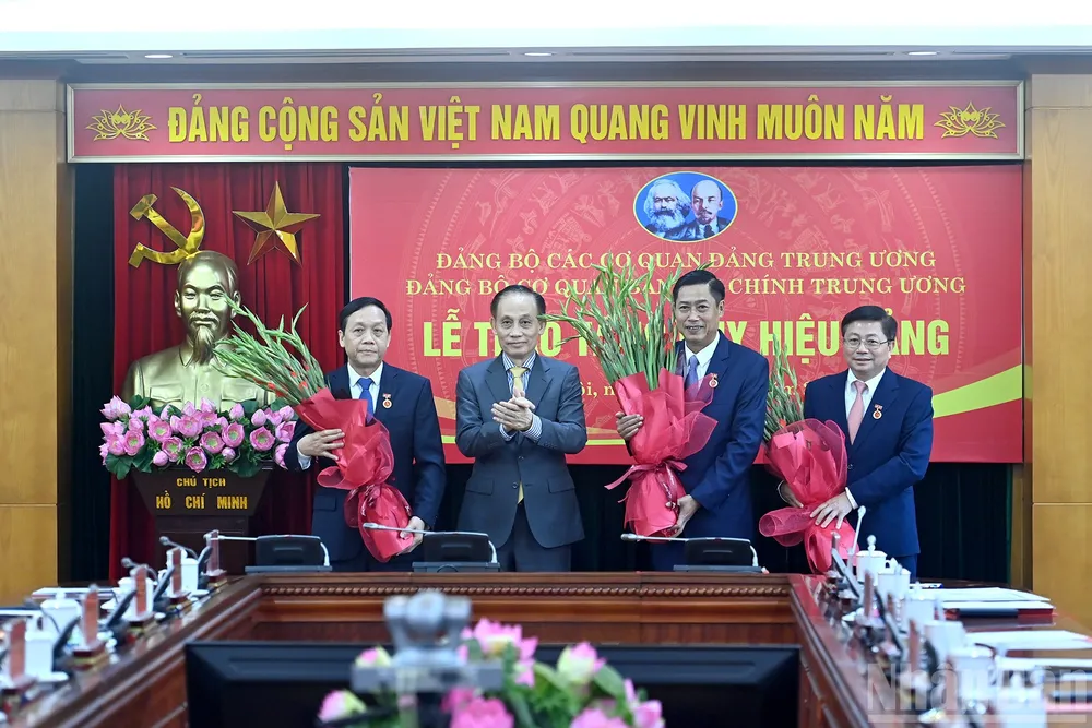 Đồng chí Lê Hoài Trung trao Huy hiệu Đảng tặng các lãnh đạo Ban và lãnh đạo đơn vị của Ban Nội chính Trung ương. Ảnh: NHÂN DÂN image (2).jpg